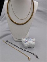 Avon: butterfly box - 2 necklaces - 2 bracelets