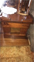 Early American End Table 22in x 28in x 23in
