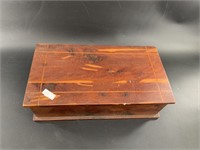 Lidded wood chest 13" x 7" x 4"