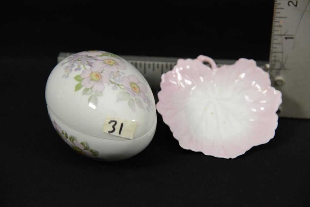 LIMOGES PORCELAIN EGG, LEAF TRINKET TRAY