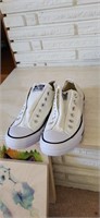 Converse shoes looks new size 8.5w