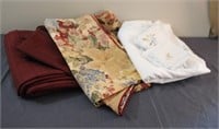Burgundy tablecloth with 10 matching napkins,