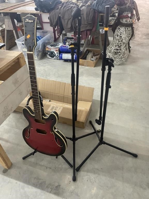 Tempo guitar w/ stand , 2 microphone stands