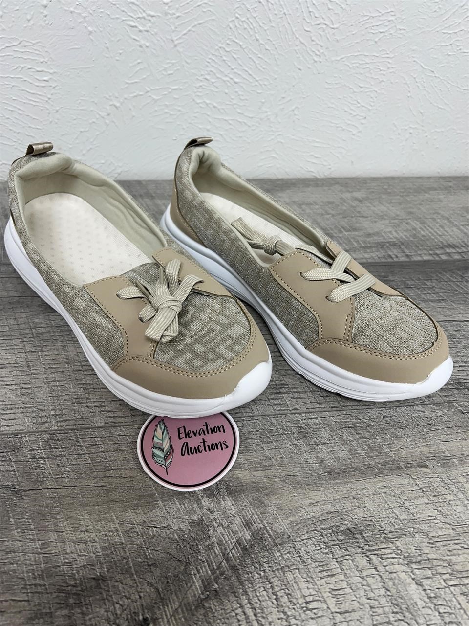 Size 9 Women’s Slip-On Shoes in Tan