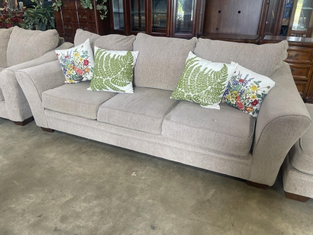 Beautiful Clean Couch w/ Pillows