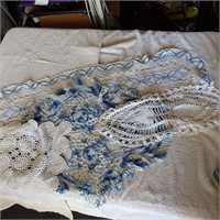 Table runner & other doilies