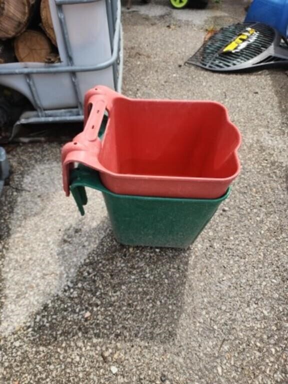 2 feed buckets
