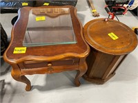 ROUND WOODEN ACCENT TABLE, CARVED WOOD END TABLE,