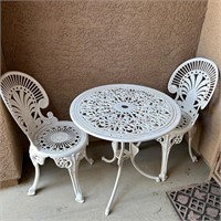 Metal White Bistro Table w 2 Chairs