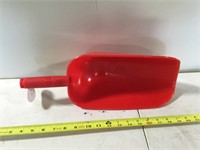 Large Feed Scoop - New