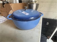 Lodge cast iron pot and cover