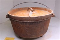 Vintage Large Footed Cast Iron Dutch Oven wd