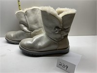 SZ. 9 UGG'S SILVER BOOKS SHEEPSKIN INTERIOR LOOKS