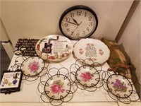 Lot of  9 , decorative plates, plaster owls and