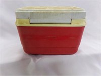 Rubbermaid Lunch Box - Needs Washed