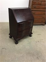 Beautiful vintage governor winthrop desk with