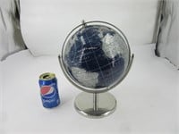Globe terrestre sur pied en métal