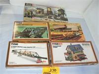 5 BOXED TRAIN LAYOUT BUILDINGS AND BRIDGES