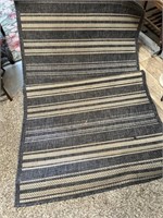 4 1/2' x 6 1/2' area floor rug