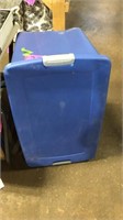Plastic tote with lid