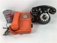 2 téléphones à roulettes dont 50's monster phone