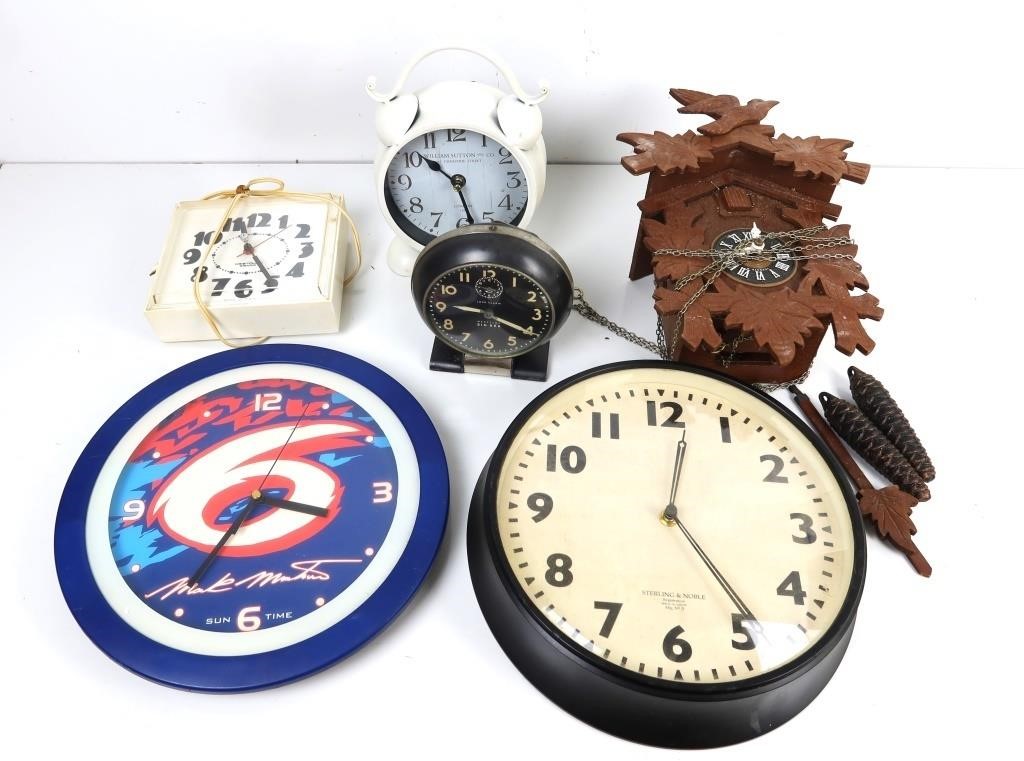 ASSORTMENT OF VINTAGE CLOCKS