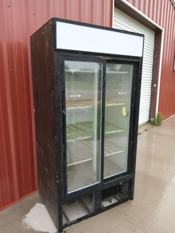 True Commercial fridge with 2 sliding doors and 5
