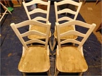 Lt 4 chaises en bois