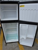 Magic Chef MCBR415S Refrigerator