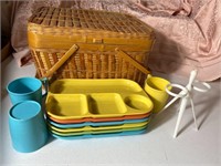 Vintage picnic basket with six plates  3