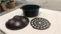 Cast Iron Dutch Oven w/Trivet