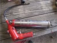 Pneumatic grease gun