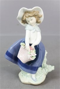 Lladro "Pretty Pickings" Porcelain Figurine