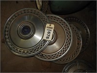 (4) matching hub caps