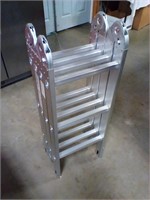 Adjustable metal ladder