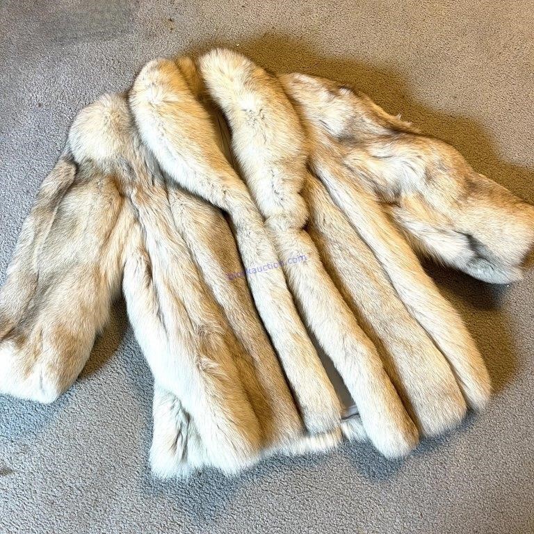 Ladies Fingertip Length Fox Jacket Medium