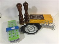 Lot of 4 Kitchen Items