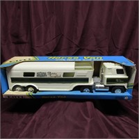 Ertl Truck & trailer. New. Horse Van.