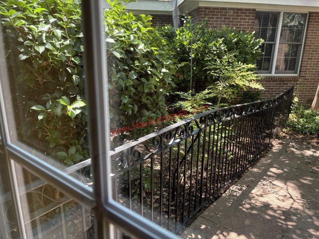 LOT - DECORATIVE METAL RAILING