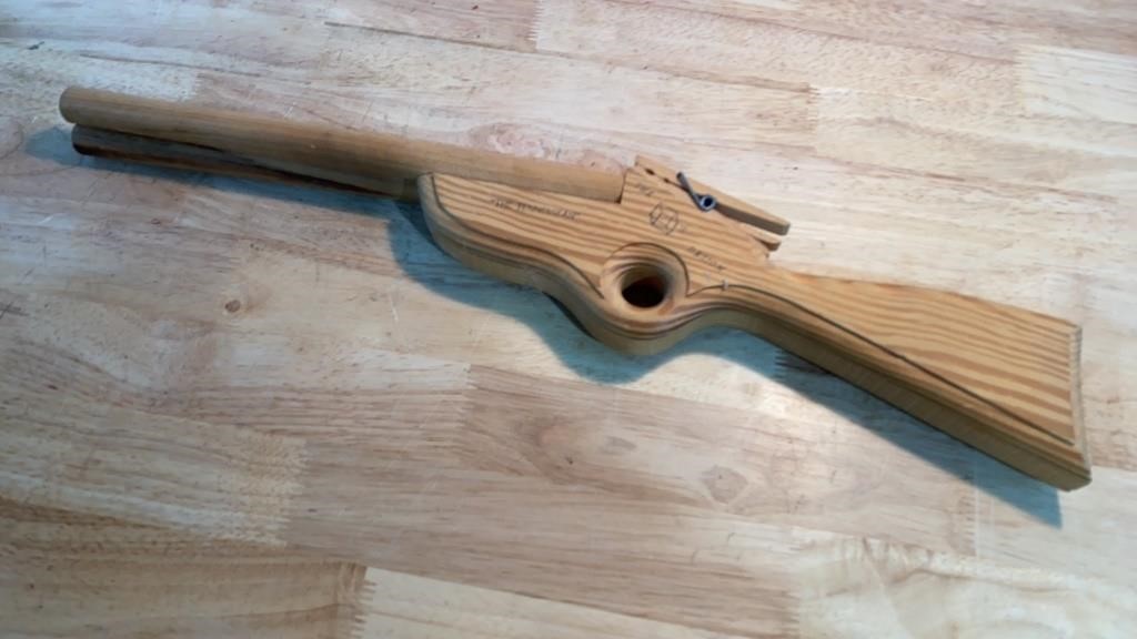Toy rubber band gun
