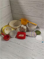 Miscellaneous plastic/Tupperware