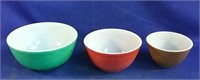 Set of Pyrex bowls
