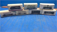 7 plastic train cars in box