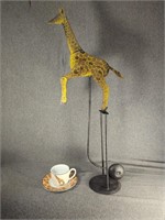 Astonishing Center of Gravity Balancing Giraffe