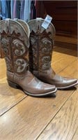 Ariat cowgirl boots size 8.5