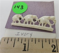 Small ivory jewelry piece of 3 elephants