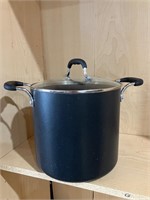 Large stock pot with lid
