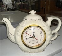 WHITE TEAPOT CLOCK