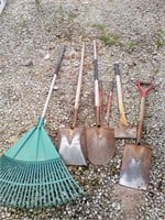 Assorted hand tools in ben