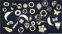 Tray Lot Of Brooches /pins